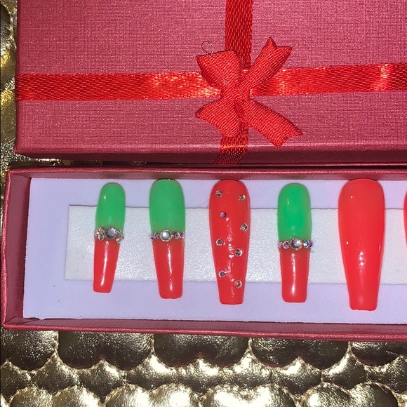 Strawberry with Jems press on nails 🍓 LAST ONE ( Small ) - Picture 4 of 7